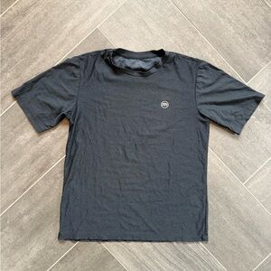 Travis Mathew Dark Gray Short Sleeve athletic Tee size M